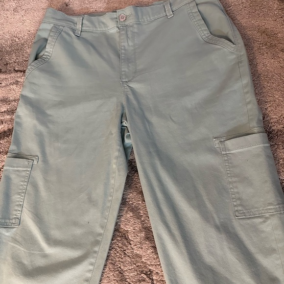 Mint Green Gloria Vanderbilt (Light Mint Green) Capri Cargo Pants - Size 10 - Picture 1 of 10